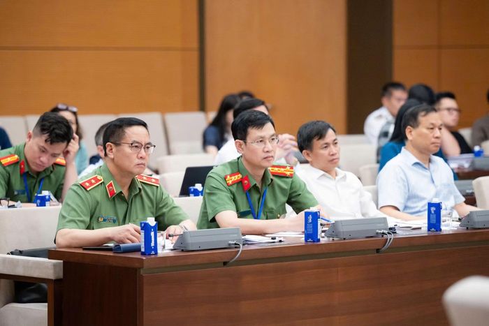 Các đại biểu dự phiên họp.