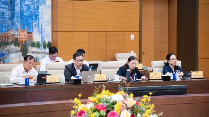 Các đại biểu dự phiên họp.