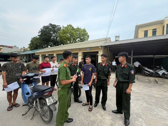 Các đối tượng điều khiển xe gắn máy, mang theo hung khí, rượt đuổi nhau qua nhiều tuyến phố.