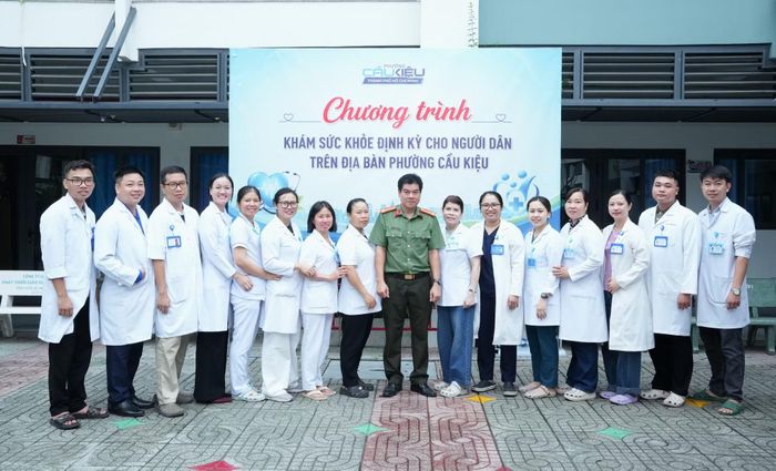 Đoàn cán bộ, y bác sĩ, nhân viên Bệnh viện 30-4 khám sức khỏe định kỳ cho người dân phường Cầu Kiệu.