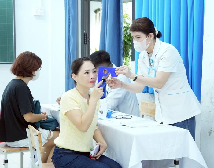 Người dân được thăm khám các chuyên khoa lâm sàng, đồng thời thực hiện các xét nghiệm đánh giá một số chỉ số sức khỏe cơ bản.