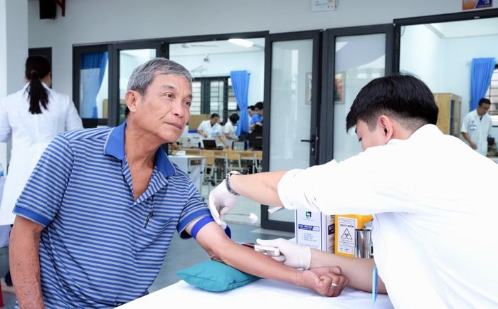 Bệnh viện 30-4 (Bộ Công an) tổ chức khám sức khỏe định kỳ cho người dân phường Cầu Kiệu.