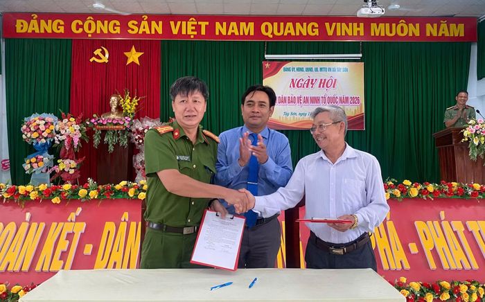 Thượng tá Chu Quốc Doanh, Trưởng Công an xã Tây Sơn và ông Nguyễn Thanh Châu, Chủ tịch Hội đồng Giáo xứ Trà Kê ký kết bản giao ước phối hợp thực hiện tốt mô hình “Giáo xứ Trà Kê an toàn về an ninh trật tự”.