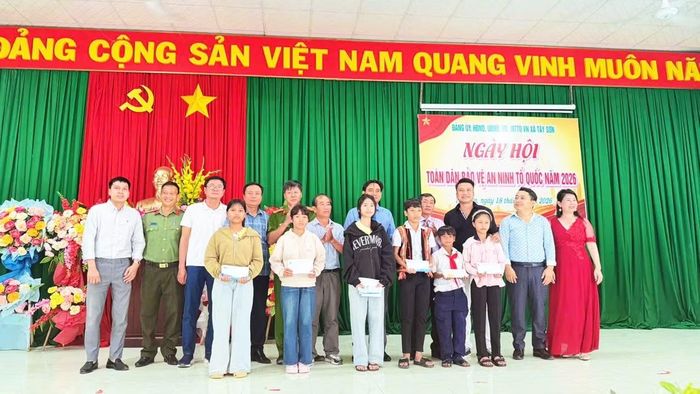 Công an xã Tây Sơn cùng các mạnh thường quân trao học bổng cho 6 cháu học sinh trong mô hình "Con nuôi Công an xã".