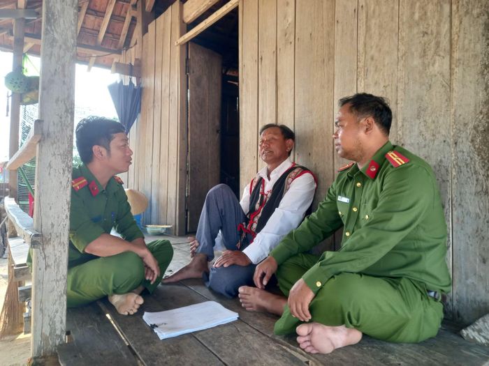 Công an xã Tây Sơn luôn đồng hành cùng các già làng và người uy tín trong vùng đồng bào dân tộc thiểu số để tuyên truyền phổ biến pháp luật gắn với bảo vệ an ninh trật tự. Ảnh: Hữu Toàn.