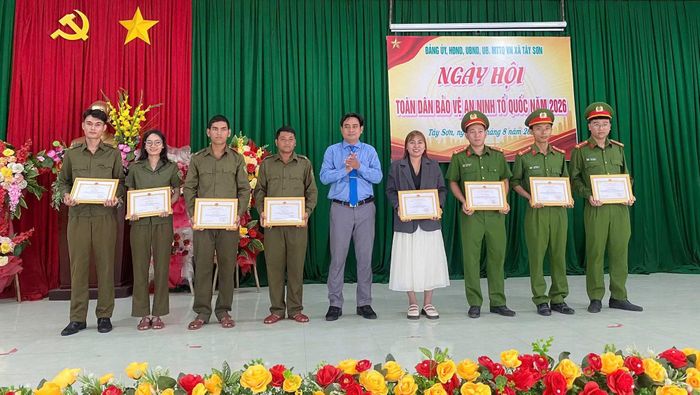 Ông Sô Minh Chiến, Chủ tịch UBND xã Tây Sơn trao tặng giấy khen cho các cá nhân có thành tích trong phong trào Toàn dân bảo vệ An ninh tổ quốc, quản lý vũ khí - vật liệu nổ, công cụ hỗ trợ và thực hiện Đề án 06 ở địa phương.