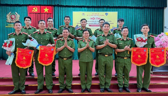Lãnh đạo các đơn vị chúc mừng các cá nhân, tập thể đoạt giải