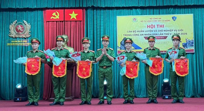 Ban Tổ chức trao giải Nhất, Nhì cho các cá nhân, tập thể đoạt giải.