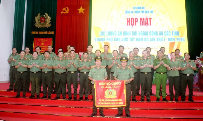 Phòng An ninh đối ngoại Công an TP Cần Thơ trao Cờ luân phiên tổ chức Họp mặt lực lượng An ninh đối ngoại Công an các tỉnh, thành phố vùng Tây Nam Bộ lần thứ 2 cho Phòng An ninh đối ngoại Công an Công an tỉnh Cà Mau.