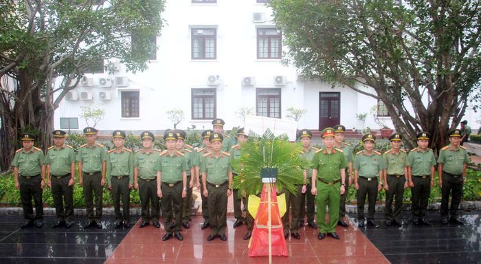 Các đại biểu dâng hoa, dâng hương tưởng nhớ Chủ tịch Hồ Chí Minh tại Nhà tưởng niệm Người trong khuôn viên Công an TP Cần Thơ.