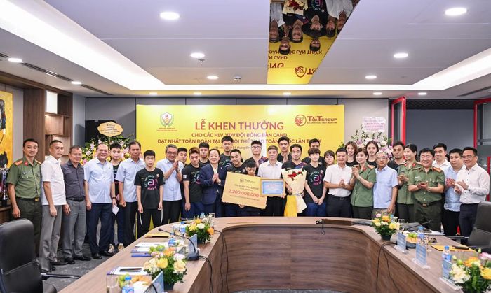 Lãnh đạo Hiệp hội Thể thao CAND Việt Nam và tập đoàn T&T trao thưởng cho các VĐV đạt thành tích tại môn Bóng bàn - Đại hội Thể thao toàn quốc lần thứ X năm 2026.