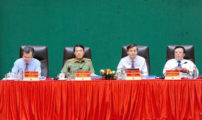 Bộ trưởng Lương Tam Quang, PGS.TS Đoàn Minh Huấn, TS Nguyễn Thanh Nghị, GS.TS Nguyễn Xuân Thắng đồng chủ trì hội thảo.