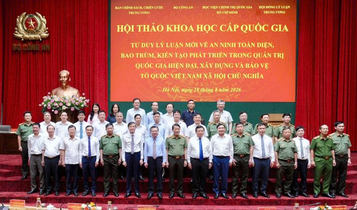 Bộ trưởng Lương Tam Quang, PGS.TS Đoàn Minh Huấn, TS Nguyễn Thanh Nghị, GS.TS Nguyễn Xuân Thắng và các đại biểu tham dự hội thảo.