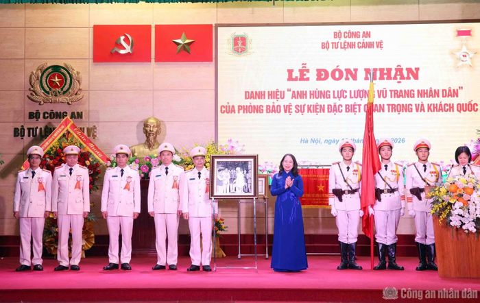 Phó Chủ tịch nước Võ Thị Ánh Xuân trao bức tranh Bác Hồ với lực lượng Cảnh vệ tặng Phòng Bảo vệ sự kiện đặc biệt quan trọng và khách quốc tế.