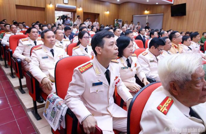 Các đại biểu dự buổi lễ.