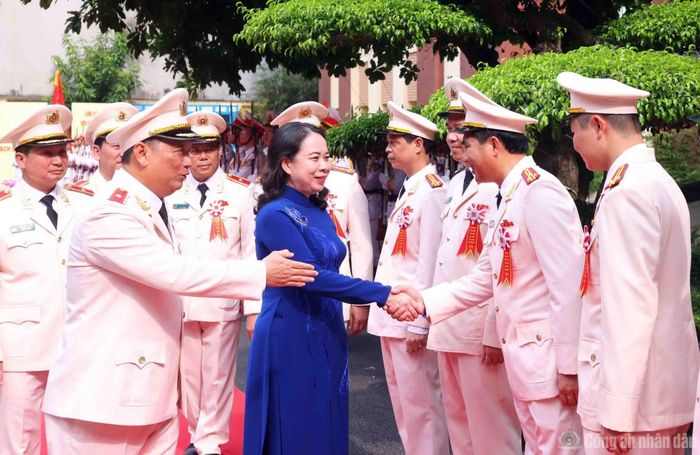 Các đồng chí lãnh đạo Bộ Tư lệnh Cảnh vệ chào mừng Phó Chủ tịch nước Võ Thị Ánh Xuân tới dự lễ.
