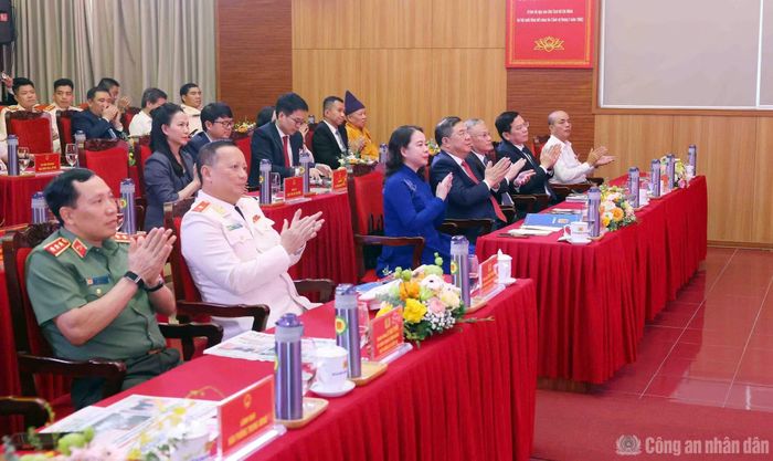 Phó Thủ tướng Thường trực Chính phủ Phạm Gia Túc, Phó Chủ tịch nước Võ Thị Ánh Xuân và Thứ trưởng Lê Văn Tuyến cùng các đại biểu dự buổi lễ.