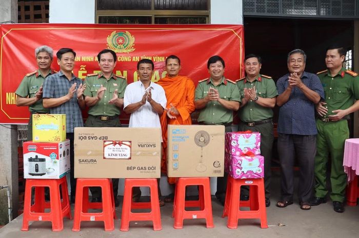 Đoàn công tác Cục An ninh nội địa, Công an tỉnh Vĩnh Long thực hiện nghi thức trao nhà, tặng quà cho anh Hứa Thạnh Thái Tân.