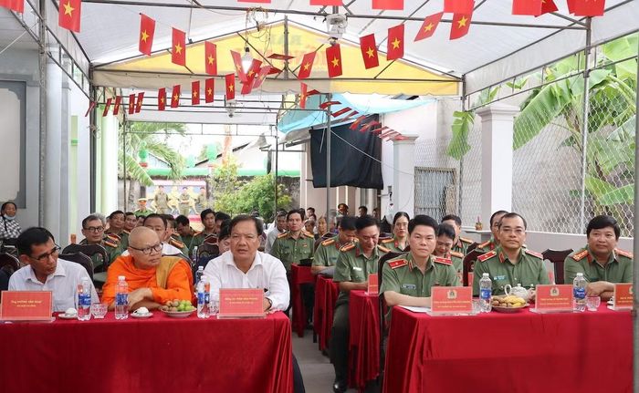 Các đồng chí lãnh đạo, đại biểu dự lễ khánh thành công trình nhà ở cho gia đình ông Huỳnh Văn Hoạt.