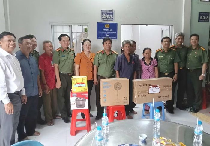 Đoàn công tác Cục An ninh nội địa, Công an tỉnh Vĩnh Long trao nhà tặng các thành viên tham gia bảo vệ ANTT ở cơ sở trên địa bàn các xã Long Hiệp, Nhị Trường, Trung Thành.