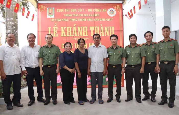 Các đồng chí lãnh đạo Cục An ninh nội địa, Công an tỉnh Vĩnh Long cùng cấp ủy, chính quyền tại buổi lễ.