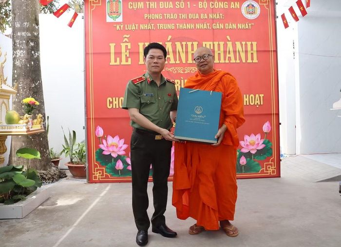 Thiếu tướng Nguyễn Hữu Mạnh, Cục trưởng Cục An ninh nội địa trao quà tặng Hoà thượng Lý Sạch - Trụ trì chùa Trà Kha, xã Đại An.