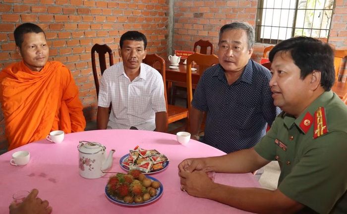 Đoàn công tác Cục An ninh nội địa, Công an tỉnh Vĩnh Long tại buổi trao nhà cho anh Hứa Thạnh Thái Tân, Tổ phó Tổ bảo vệ ANTT ở cơ sở ấp Cây Da, xã Đôn Châu.