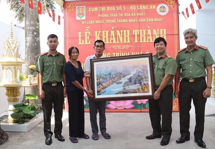 Đại tá Trần Quốc Phục, Phó Giám đốc Công an tỉnh Vĩnh Long tặng gia đình ông Huỳnh Văn Hoạt.