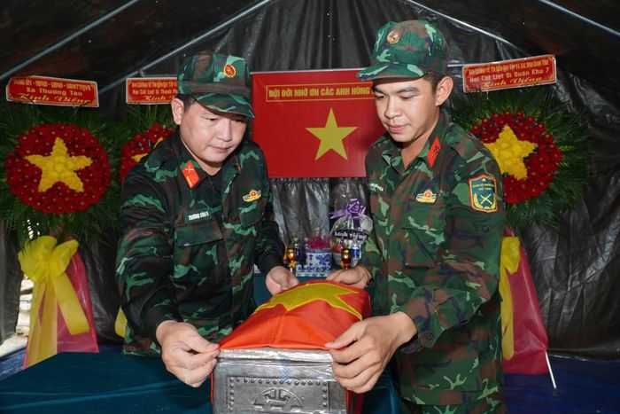Lực lượng tìm kiếm phát hiện 3 bộ hài cốt liệt sĩ tại khu vực mộ tập thể ở ấp Lạc An 3.