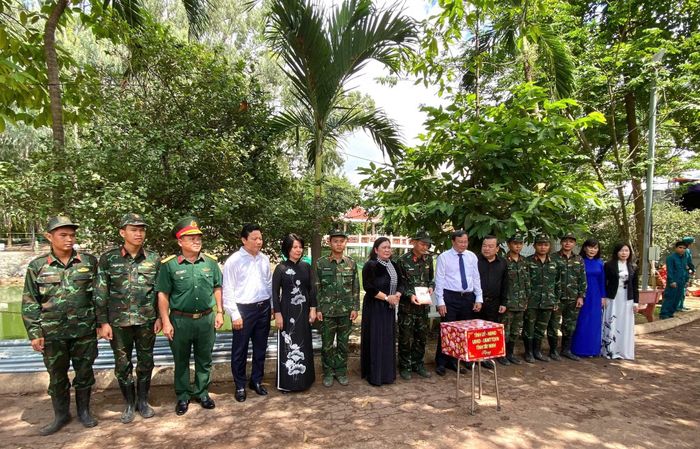 Đoàn công tác lãnh đạo tỉnh Tây Ninh và các cán bộ chiến sĩ làm nhiệm vụ.