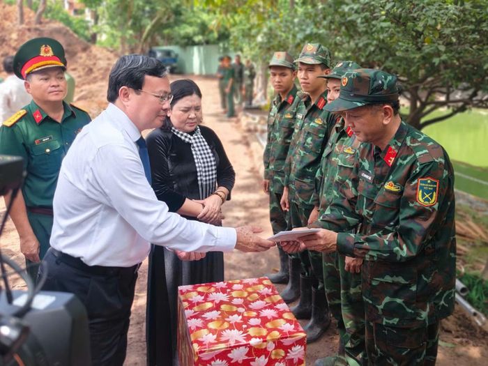 Đoàn công tác lãnh đạo tỉnh Tây Ninh thăm hỏi, động viên và tặng quà các lực lượng đang thực hiện nhiệm vụ tại Công viên Lê Thị Riêng.