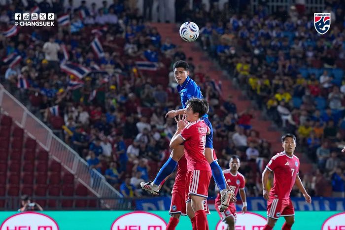 Thái Lan dù để thua ở trận lượt về nhưng vẫn vượt qua Singapore sau hai lượt trận với tổng tỷ số 4-3. Ảnh: FAT.