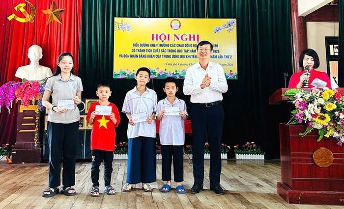 Dòng họ Quàng Bản Bó trao thưởng cho 56 học sinh xuất sắc năm học 2025-2026.
