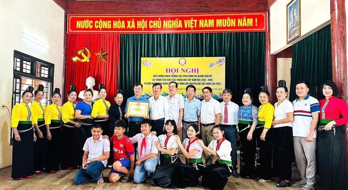 Dòng họ Quàng Bản Bó vinh dự nhận Bằng khen của Trung ương Hội Khuyến học Việt Nam.