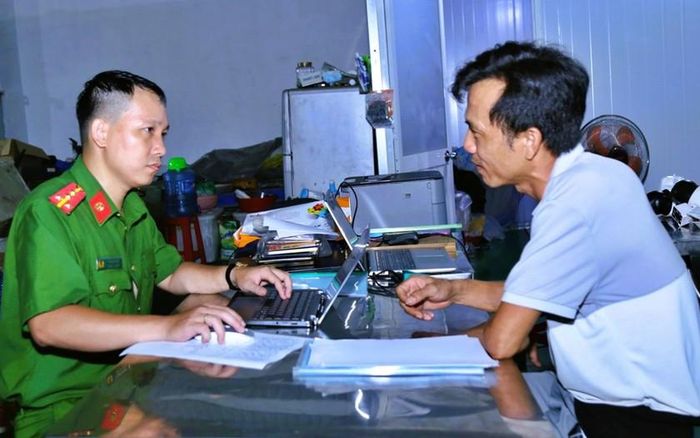 Công an Thành phố Đồng Nai làm việc với Lê Văn Tình: Ảnh: Công an Đồng Nai