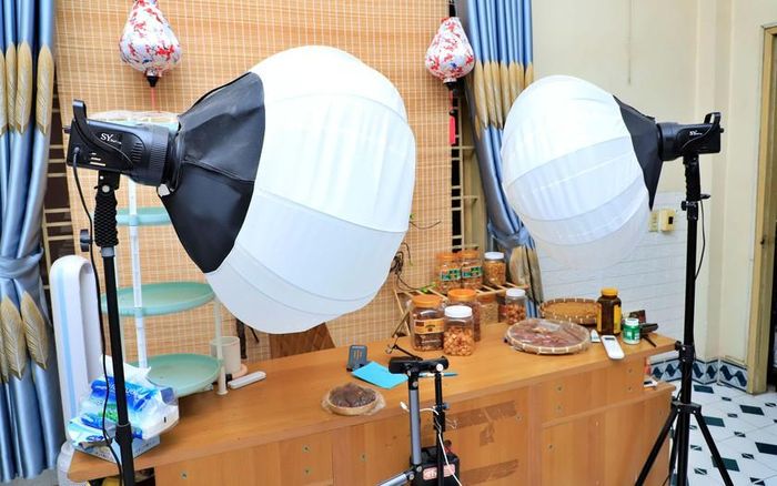 Các đối tượng livestream quảng cáo, bán khô bò giả cho nhiều khách hàng thông qua các sàn thương mại điện tử như TikTok Shop, Shopee. Phòng Nguyễn Thị Thúy tổ chức livestream quảng cáo. Ảnh Công an Đồng Nai