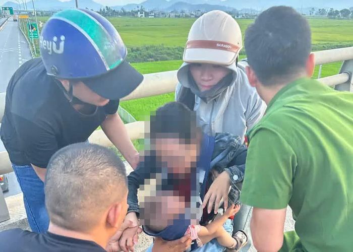 Công an xã Thần Lĩnh kịp thời ngăn chặn người mẹ ôm con nhỏ có ý định nhảy cầu tự tử. Ảnh: Công an Nghệ An