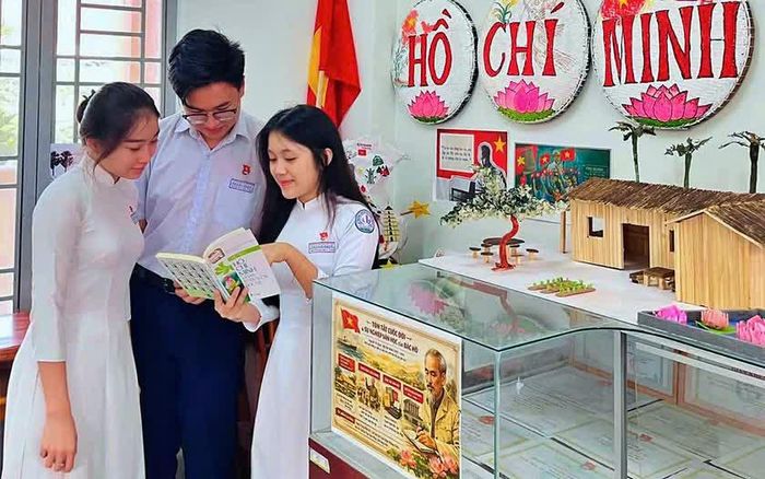 Học trò Trung học phổ thông tìm hiểu lịch sử, văn hoá dân tộc. Ảnh: Trần Văn Tâm