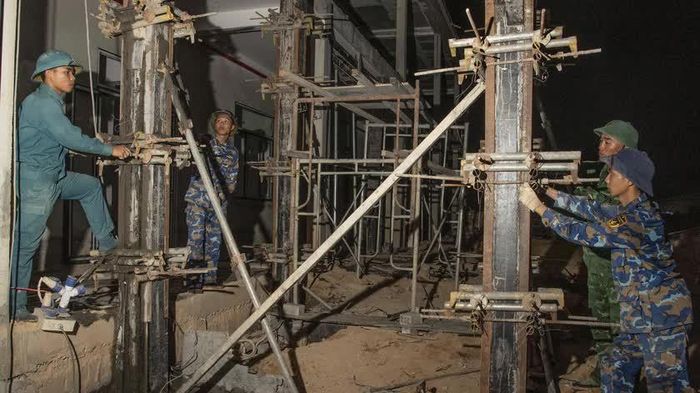 Kiểm tra trụ móng bê tông trong giờ tăng ca. Ảnh: Lê Văn Chương