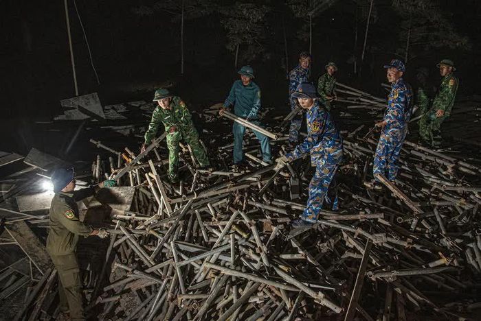 Thu xếp giàn giáo để kịp đổ bê tông trong ngày mai. Ảnh: Lê Văn Chương