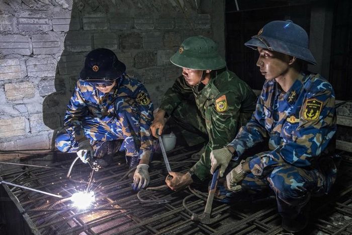 Ánh lửa hàn giữa đêm công trường. Ảnh: Lê Văn Chương