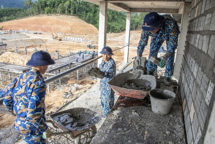 Xây dựng nhà ký túc xá cho học sinh. Ảnh: Lê Văn Chương