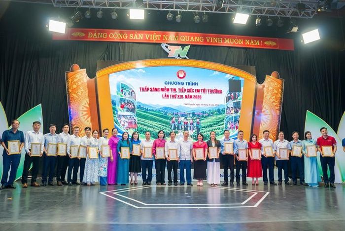 Các tập thể, cá nhân được trao học bổng và vinh danh tại chương trình.