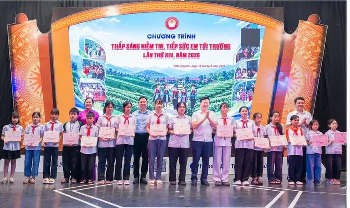 Đồng chí Đinh Quang Tuyên, Phó Bí thư Tỉnh ủy, Chủ tịch Ủy ban MTTQ Việt Nam tỉnh trao học bổng cho các em học sinh tiêu biểu có hoàn cảnh khó khăn của 55 xã, phường phía Nam.