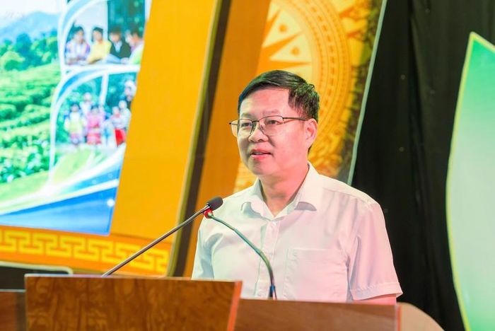 Đồng chí Đinh Quang Tuyên, Phó Bí thư Tỉnh ủy, Chủ tịch Ủy ban MTTQ Việt Nam tỉnh Thái Nguyên biểu dương thành tích các em học sinh đã nỗ lực đạt được.