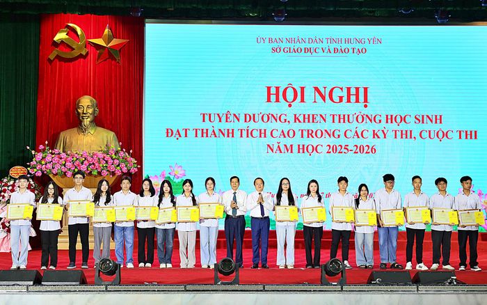 Ủy viên Ban Chấp hành Trung ương Đảng, Bí thư Tỉnh ủy Hưng Yên Phạm Quang Ngọc và Chủ tịch Hội Khuyến học tỉnh Hưng Yên Vũ Mạnh Hiền trao Bằng khen của Bộ trưởng Bộ Giáo dục và Đào tạo và khen thưởng học sinh đoạt giải Kỳ thi học sinh giỏi quốc gia năm học 2025-2026.