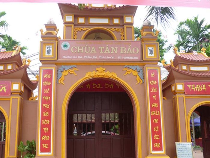 Chùa Tân Bảo còn có tên gọi khác là chùa Lê Lợi, tọa lạc bên bờ sông Nậm Thi, giáp ranh với biên giới hai nước Việt – Trung (tại cửa khẩu Hà Khấu, Vân Nam, Trung Quốc ). Trước đây vị trí chùa nằm tại chân núi Mai Lĩnh, thôn Tân Bảo, xã Lão Nhai, tỉnh Hưng Hóa,hiện nay thuộc tổ 7, phường Lào Cai, thị xã Lào Cai, tỉnh Lào Cai. Ảnh: sưu tầm