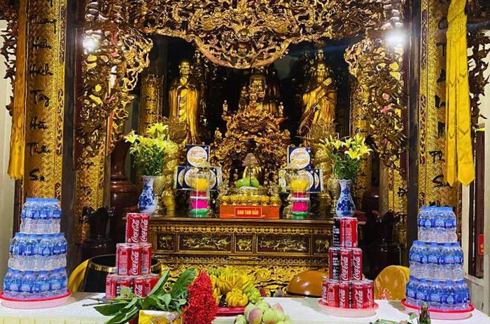 Ban Tam Bảo tại chùa Tân Bảo. Ảnh: sưu tầm