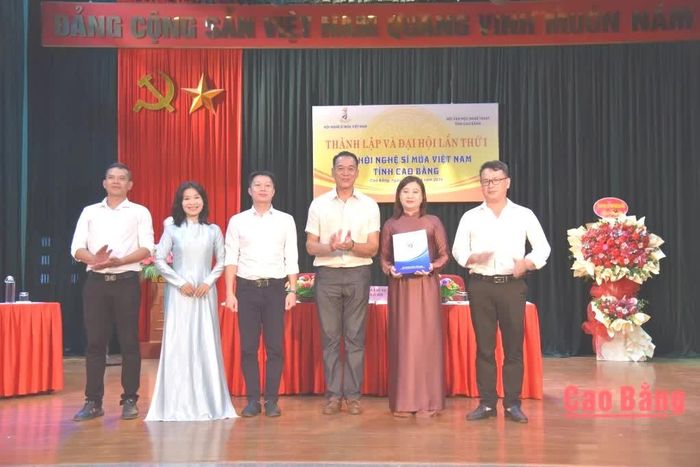 Chủ tịch Hội Nghệ sĩ múa Việt Nam Phạm Anh Phương trao quyết định thành lập Chi hội Nghệ sĩ múa Việt Nam tỉnh Cao Bằng.