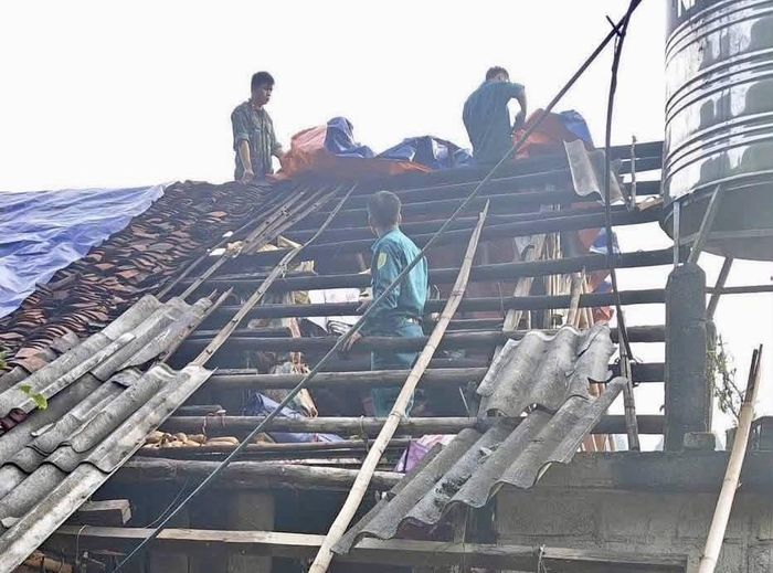 Đợt mưa to, gió lốc đầu tháng 8/2026 làm một số nhà dân ở Trà Lĩnh bị tốc mái.